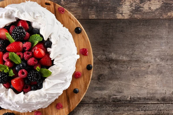 Delicioso Pastel Pavlova Con Merengue Rematado Bayas Frescas Mesa Madera —  Fotos de Stock