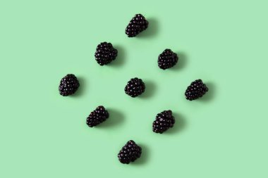 Yeşil arkaplanda Blackberry deseni