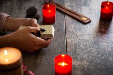 Falcı köy masasında tarot kartlarıyla geleceği okuyor.