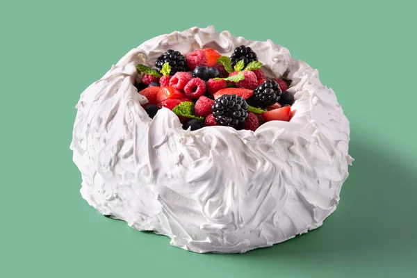 Deliziosa Torta Pavlova Con Meringa Bacche Fresche Sfondo Verde — Foto Stock