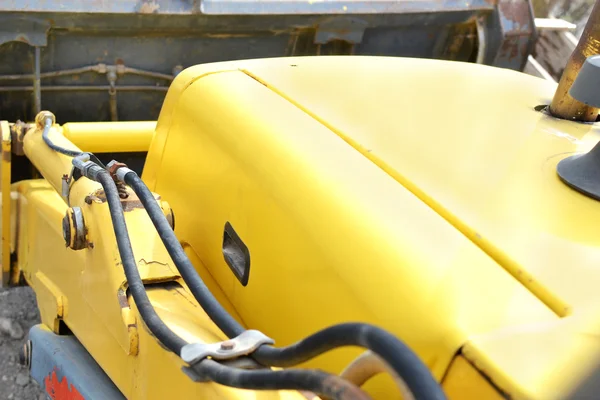 Желтый трактор — стоковое фото