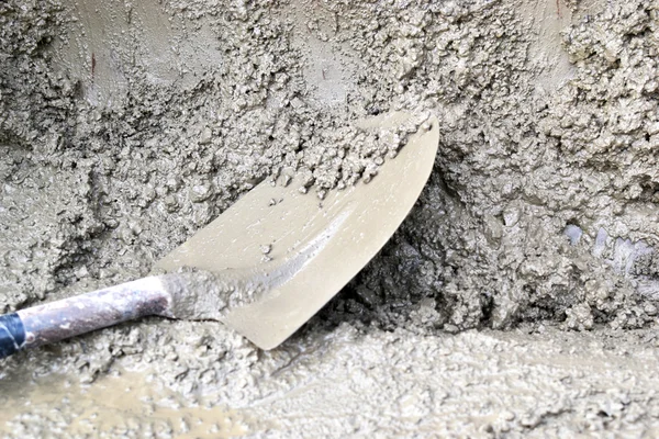 Werken met cement op een bouwplaats — Stockfoto