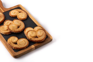 Beyaz arka planda izole edilmiş palmier puf böreği. Boşluğu kopyala