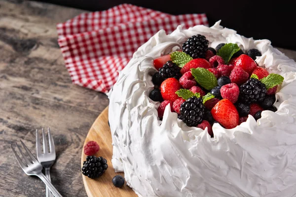 Deliziosa Torta Pavlova Con Meringa Bacche Fresche Sfondo Legno — Foto Stock