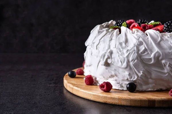 Deliziosa Torta Pavlova Con Meringa Bacche Fresche Sfondo Nero — Foto Stock