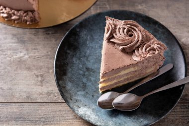 Bir parça çikolatalı mantarlı kek, ahşap masada.