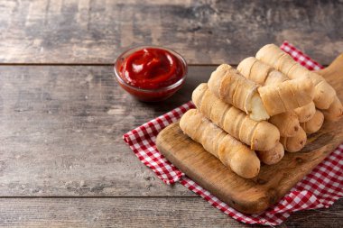 Tahta masada peynirle doldurulmuş Latin Amerika tekenoları.