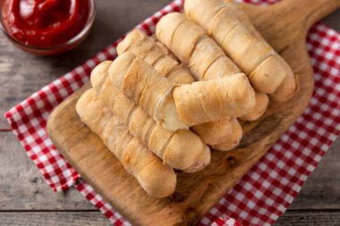 Tahta masada peynirle doldurulmuş Latin Amerika tekenoları.