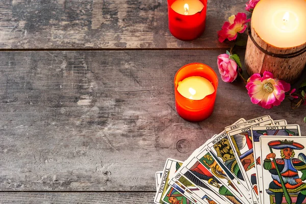 Tarjetas Del Tarot Mesa Madera Con Velas — Foto de Stock