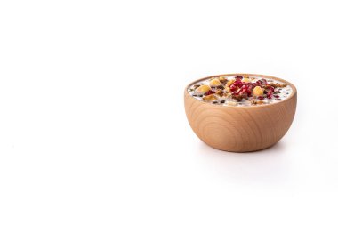 Geleneksel Türk Nuh pudingi beyaz arka planda izole edilmiş