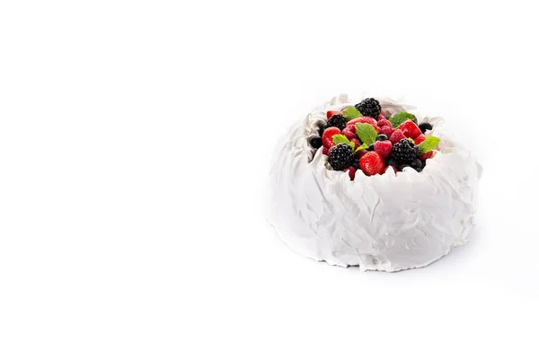 Deliziosa Torta Pavlova Con Meringa Bacche Fresche Sfondo Bianco — Foto Stock