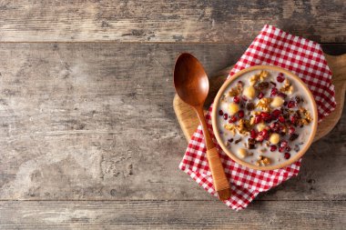 Geleneksel Türk Nuh pudingi ahşap masada. Boşluğu kopyala