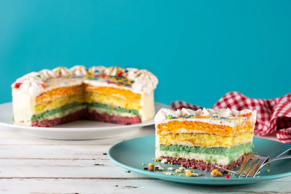 Pastel Capa Arco Iris Sobre Mesa Madera Blanca Fondo Azul —  Fotos de Stock