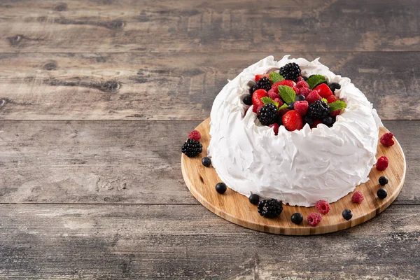 Deliziosa Torta Pavlova Con Meringa Condita Bacche Fresche Copia Spazio — Foto Stock