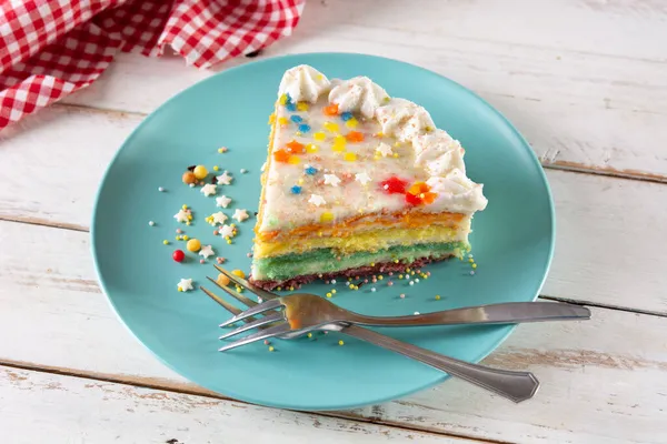 Torta Strato Arcobaleno Sfondo Bianco — Foto Stock
