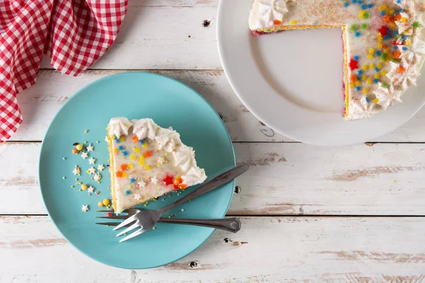 Regenbogenschicht Kuchen Auf Weißem Hintergrund — Stockfoto