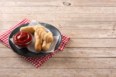 Tahta masada peynirle doldurulmuş Latin Amerika Tequeoları. Boşluğu kopyala