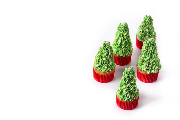 白い背景に隔離されたクリスマスツリーカップケーキ — ストック写真