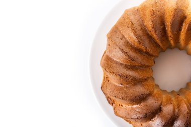 Beyaz arka planda izole edilmiş kuru üzümlü geleneksel kek