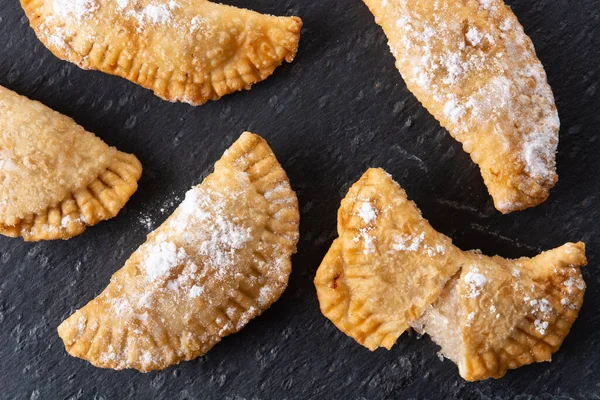 Pasteles Rellenos Dulces Españoles Rellenos Pelo Ángel Sobre Mesa Madera — Foto de Stock