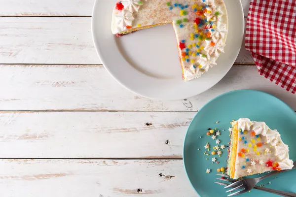 Torta Strato Arcobaleno Tavolo Legno Bianco — Foto Stock