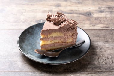 Tahta masada bir parça çikolatalı mantarlı kek.