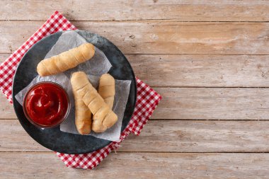 Tahta masada peynirle doldurulmuş Latin Amerika tekenoları.