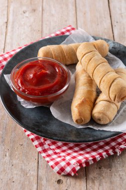 Tahta masada peynirle doldurulmuş Latin Amerika tekenoları.