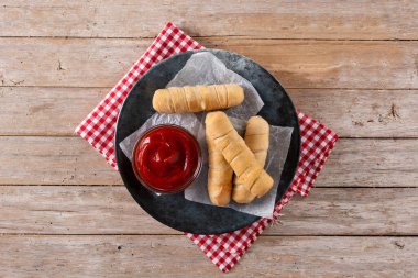 Tahta masada peynirle doldurulmuş Latin Amerika tekenoları.