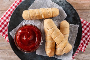 Tahta masada peynirle doldurulmuş Latin Amerika tekenoları.