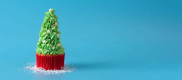 Sníh Vánoční Stromeček Cupcakes Izolované Modrém Pozadí Panorama Pohled — Stock fotografie