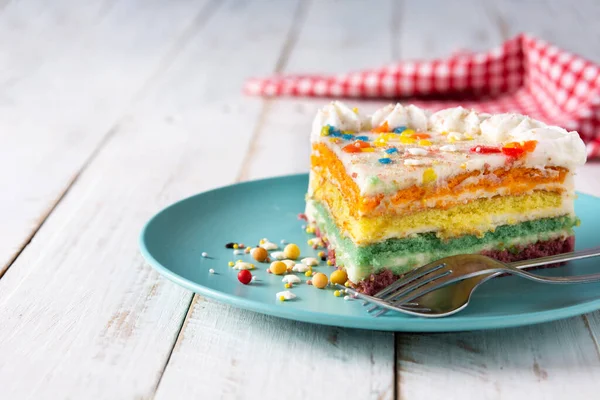 Kuchen Mit Regenbogenschicht Auf Weißem Holztisch Kopierraum — Stockfoto