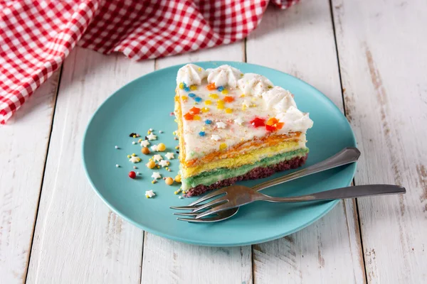 Kuchen Mit Regenbogenschicht Auf Weißem Holztisch — Stockfoto