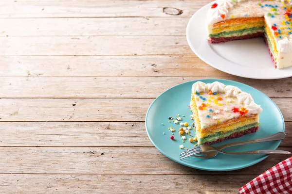 Torta Strato Arcobaleno Tavolo Legno Bianco Copia Spazio — Foto Stock