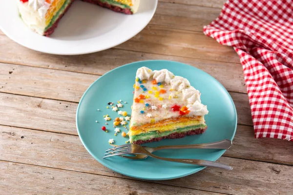 Kuchen Mit Regenbogenschicht Auf Weißem Holztisch — Stockfoto