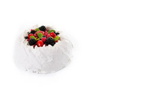 Deliziosa Torta Pavlova Con Meringa Sormontata Bacche Fresche Isolate Sfondo — Foto Stock