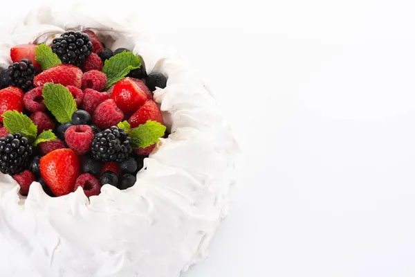 Deliziosa Torta Pavlova Con Meringa Sormontata Bacche Fresche Isolate Sfondo — Foto Stock