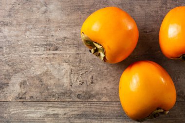 Tahta masada taze hurma meyvesi. Boşluğu kopyala