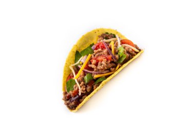 Beyaz arka planda et ve sebzeli geleneksel Meksika tacoları.