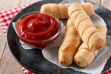 Tahta masada peynirle doldurulmuş Latin Amerika tekenoları.