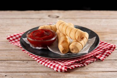 Tahta masada peynirle doldurulmuş Latin Amerika tekenoları.