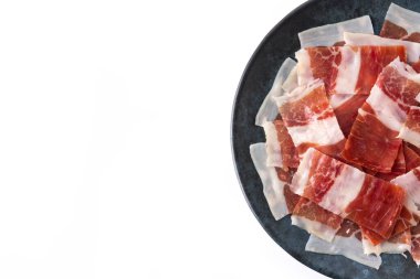 Beyaz arka planda izole edilmiş siyah tabakta İspanyol Serrano jambonu.