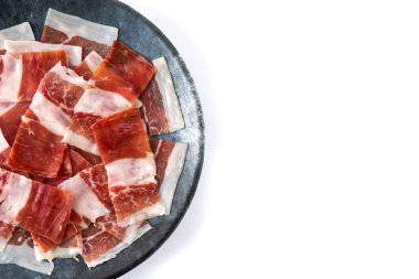 Beyaz arka planda izole edilmiş siyah tabakta İspanyol Serrano jambonu.