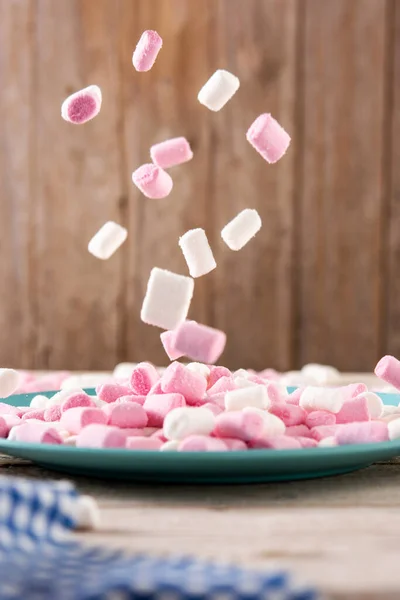 Süße Marshmallows Auf Blauem Teller Auf Holztisch — Stockfoto