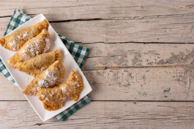 Tahta masada melek tüyüyle doldurulmuş İspanyol tatlısı. Boşluğu kopyala