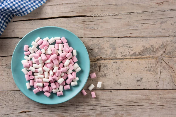 Süße Marshmallows Auf Einem Blauen Teller Auf Einem Holztisch Ansicht — Stockfoto