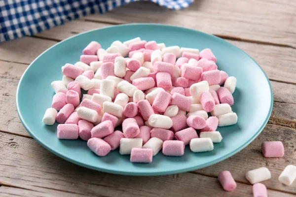 Süße Marshmallows Auf Blauem Teller Auf Holztisch — Stockfoto