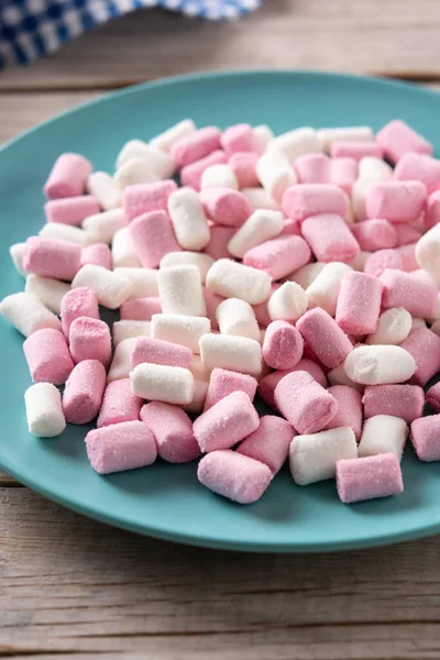 Süße Marshmallows Auf Blauem Teller Auf Holztisch — Stockfoto