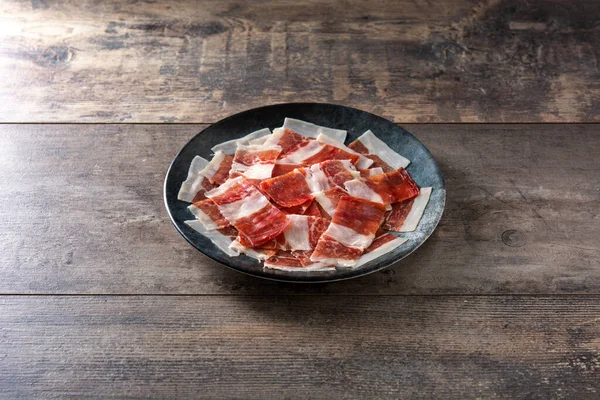 Spaanse Serrano Ham Plakken Plaat Houten Tafel — Stockfoto