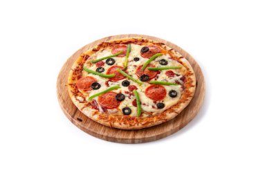 Beyaz arka planda izole edilmiş geleneksel yüce pizza.